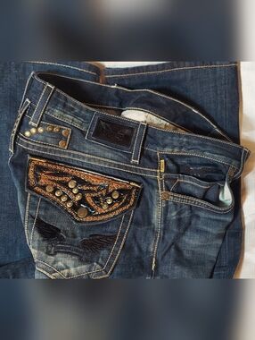 ROBIN'S JEAN CUT# 601064 MENS DISTRESSED STUDDED JEANS SIZE 32 X 31 MADE IN USA